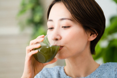 暴食後狂灌「後悔水」能補救？營養師：減的是水分、不是脂肪