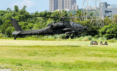 漢光42》敵軍進逼！阿帕契、黑鷹低空急返「熱加油掛彈」實況曝光