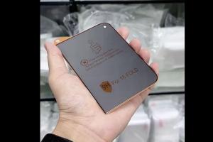 蘋果首款摺疊 iPhone 挑戰多年傳統！保護貼洩密雙前鏡頭採非對稱設計