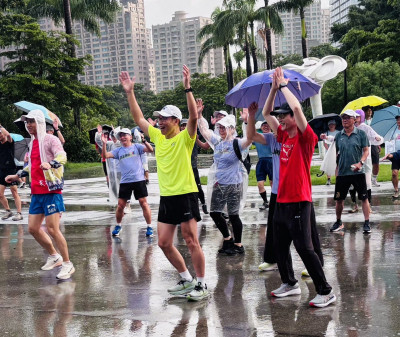 號召全民動起來「存骨本」 高雄千人雨中健走