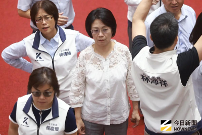 翁曉玲舊片遭起底！連朱立倫都叫她「去站後面」　當下反應全被拍