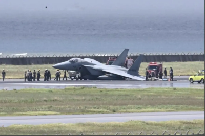 影／日本F-15迫降那霸機場！左翼「貼地狂磨」竄煙　跑道暫時封閉