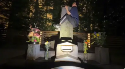 影／日本人都不敢亂碰！網紅爬「最強怨靈首塚」裸下體　網轟不敬