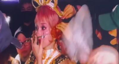 張韶涵演唱會突中斷！她緊急下台吸氧痛苦掉淚：心臟有點負荷不了
