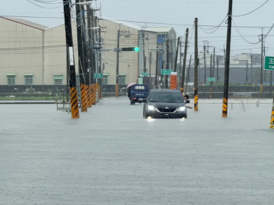 高雄暴雨淹水！翁曉玲酸「天坑市」：德不配位必有災殃