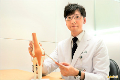 八旬婦長期膝痛 照X光驚見蛀洞