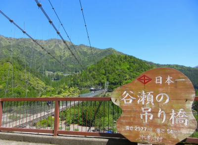 為拍片騎機車硬闖吊橋！日本奈良名景恐被震垮　警方卻無法開罰