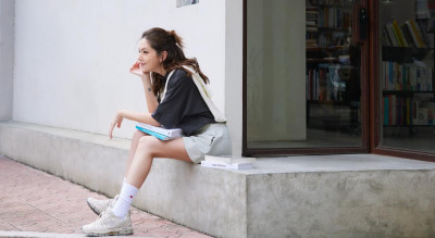 許瑋甯當媽後照樣渾身充滿少女感！靠超簡單穿搭公式停格變身女大生