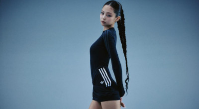 JENNIE首個adidas三葉草聯名作曝光！大膽高衩解放翹臀、辣露腿根讓人鼻血狂流