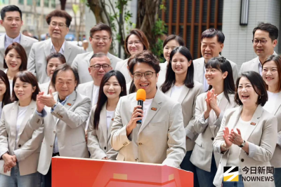 沈伯洋率制服大軍超吸睛！高嘉瑜成「萬米叢中一點白」險出包