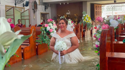 影／水深及腰不要緊！菲律賓新人水中結婚　新娘白紗泡水仍笑盈盈
