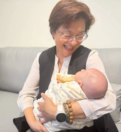 魏平政總部成立她沒到！王惠美曬抱孫照寫下「世界紛擾」藏深意