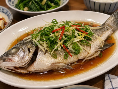 蒸魚只會放蔥薑？內行1動作「鎖住多汁」　魚肉鮮嫩不腥像餐廳菜
