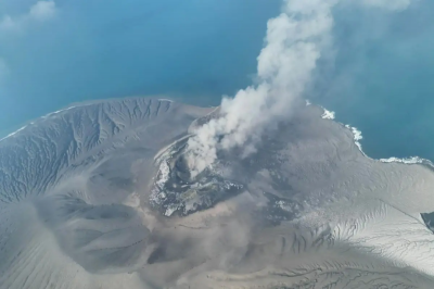 影／印尼「喀拉喀托之子火山」噴發！火山灰襲雅加達　癱瘓8機場