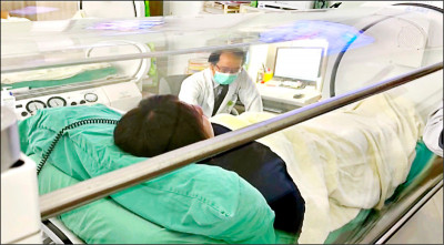 打羽球飛撲 十字韌帶斷裂 高壓氧縮短療程 半年再揮拍