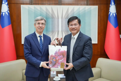 三度駐台、中文超流利！法國新代表履新　林佳龍邀攻頂玉山
