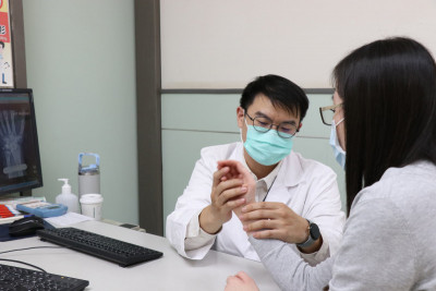 手腕痛、擰毛巾無力別只貼藥布  嘉基關節鏡微創揪出痛源