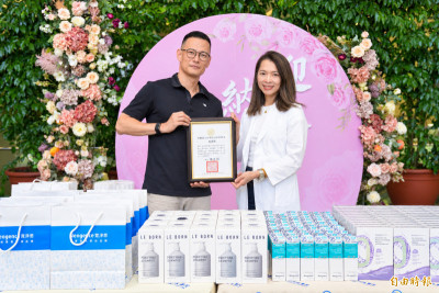 中秋節腳步將近  中醫大醫護獲贈醫美保養品
