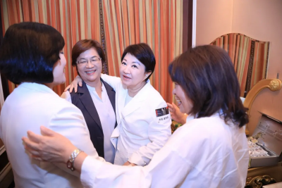 獨／公然咬耳朵、相偕離場！盧秀燕親曝與王惠美密談「都在聊她」