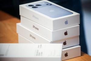 開箱秒心涼！iPhone 18 Pro首批傳刮痕　網友自嘲又中機王