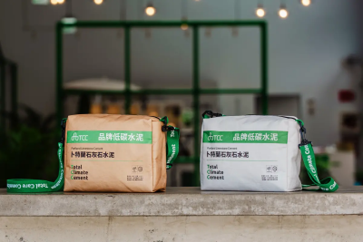 股東扛水泥！台泥臨時股東會發水泥袋斜背包　白色限定款搶眼