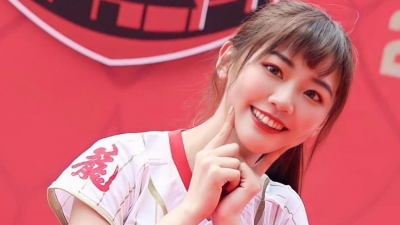 一邊泳渡日月潭一邊喫洋芋片！小龍女隊長認了：很後悔　影片曝光