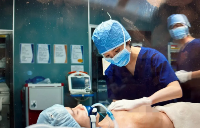 剛隆乳完直接和醫生做！網紅感染昏迷、矽膠挖出像一塊巨型辣蘿蔔