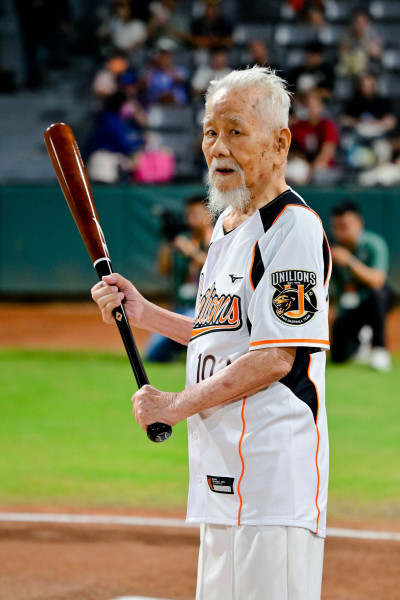 83歲投手對決103歲人瑞打者開球 骨醫震撼：看到拒絕老化課
