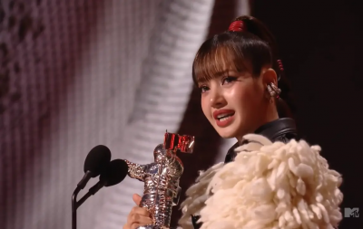 Lisa擊敗泰勒絲！〈Dream〉奪MTV大獎最佳流行獎　上台直接哭出來