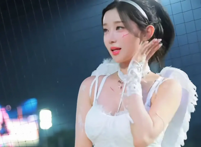 李珠珢換上純慾天使裝！馬甲配絲襪超敢露　萬人淪陷：眼睛移不開