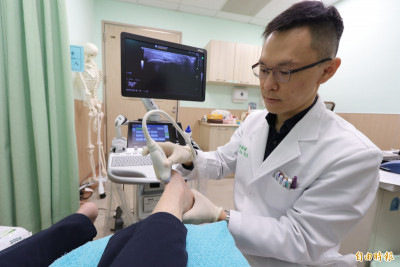 5旬男扭傷腳遲未復原 靠這套「雙軌療法」助重返球場