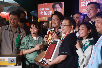 直擊／大雨澆不熄熱情！「洋流」湧師大夜市　沈伯洋掃街突喊卡