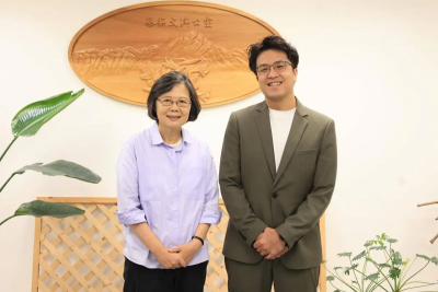 秀沈伯洋競總主委聘書！蔡英文：一起成為溫暖台灣的洋流