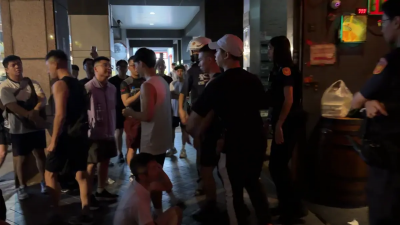 突襲搜索北市知名酒吧！傳80人被帶走　北市警：偵查中案件不回應