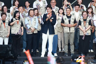 滅火器開唱伴「大洋流」布條揚起　沈伯洋淚憶亡母：想讓她看到