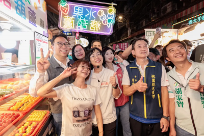 黃世傑揪蘇巧慧桃園夜市掃街　大啖美食、大談雙城政見