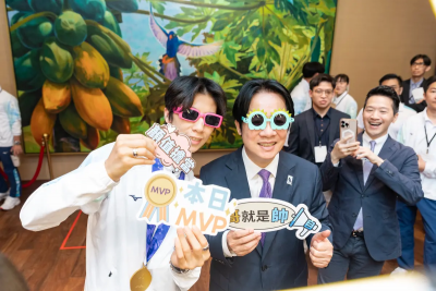 哥就是帥！亞運英雄進總統府　賴清德與林鬱婷大玩拍貼機