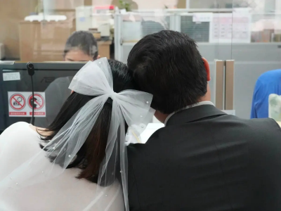 國慶日好事成雙！北市議員結婚了　陳賢蔚甜曬登記照喊：勇敢結婚
