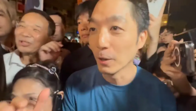 廣照宮狹路相逢！與蔣萬安握手攀談　沈伯洋遞上這張邀請信
