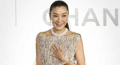 楊紫瓊披金縷衣氣場驚人！64歲還能駕馭透膚薄紗 完美示範「露得剛剛好」