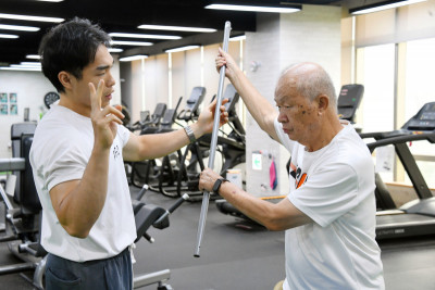 7旬翁跌倒右髖關節骨折 手術後肌力訓練2年  成功擺脫拐杖