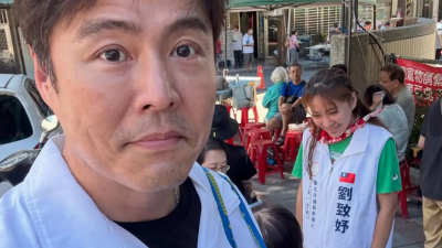 劉至翰親妹參選市議員！他穿競選背心輔選　當眾惡搞喊「看開點」
