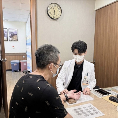 53歲男中風左肢無力 復健加針灸助重新站起來
