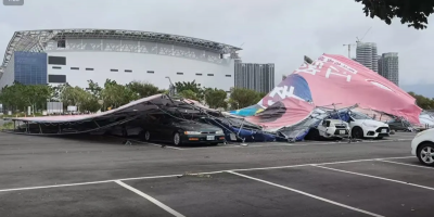 驚悚畫面曝光！江啟臣看板倒塌「慘壓整排車」 網氣炸：一定求償