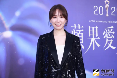 蔡依珊颱風天和兒子打籃球！她大素顏、亂髮還穿睡衣　真面目現形