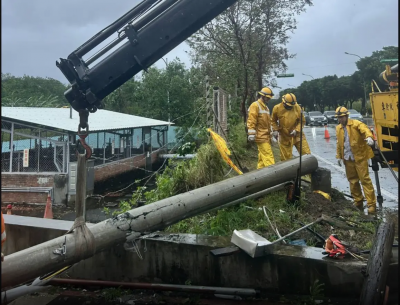 全國停電戶數破10萬戶　北投大度路電桿遭「吹斷」