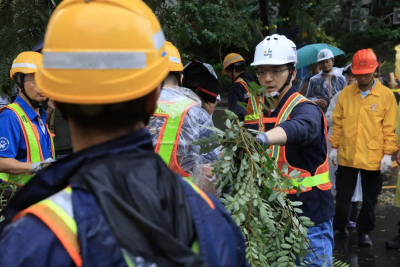 蔣萬安「體驗」搬樹枝挨轟做秀！徐巧芯怒了：台灣應該是很善良的