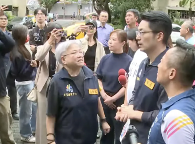 蔣萬安掃落葉又被阿嬤攔罵　遊淑慧不忍了：真正做事的人反被忽略