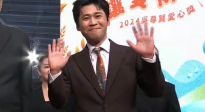 金鐘61》黃迪揚跨界挑戰紀實節目主持！咖啡色西裝配印花領帶帥氣登紅毯