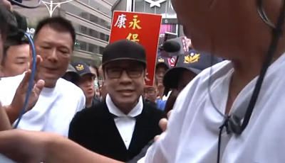 直擊／蔡康永來了！黑西裝外套+黑帽+白衣現身會場